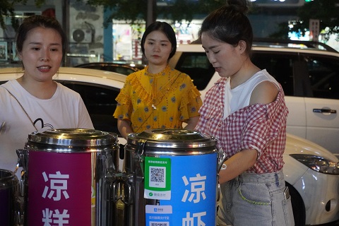 三姐妹在地摊夜市上卖重庆冰粉凉虾